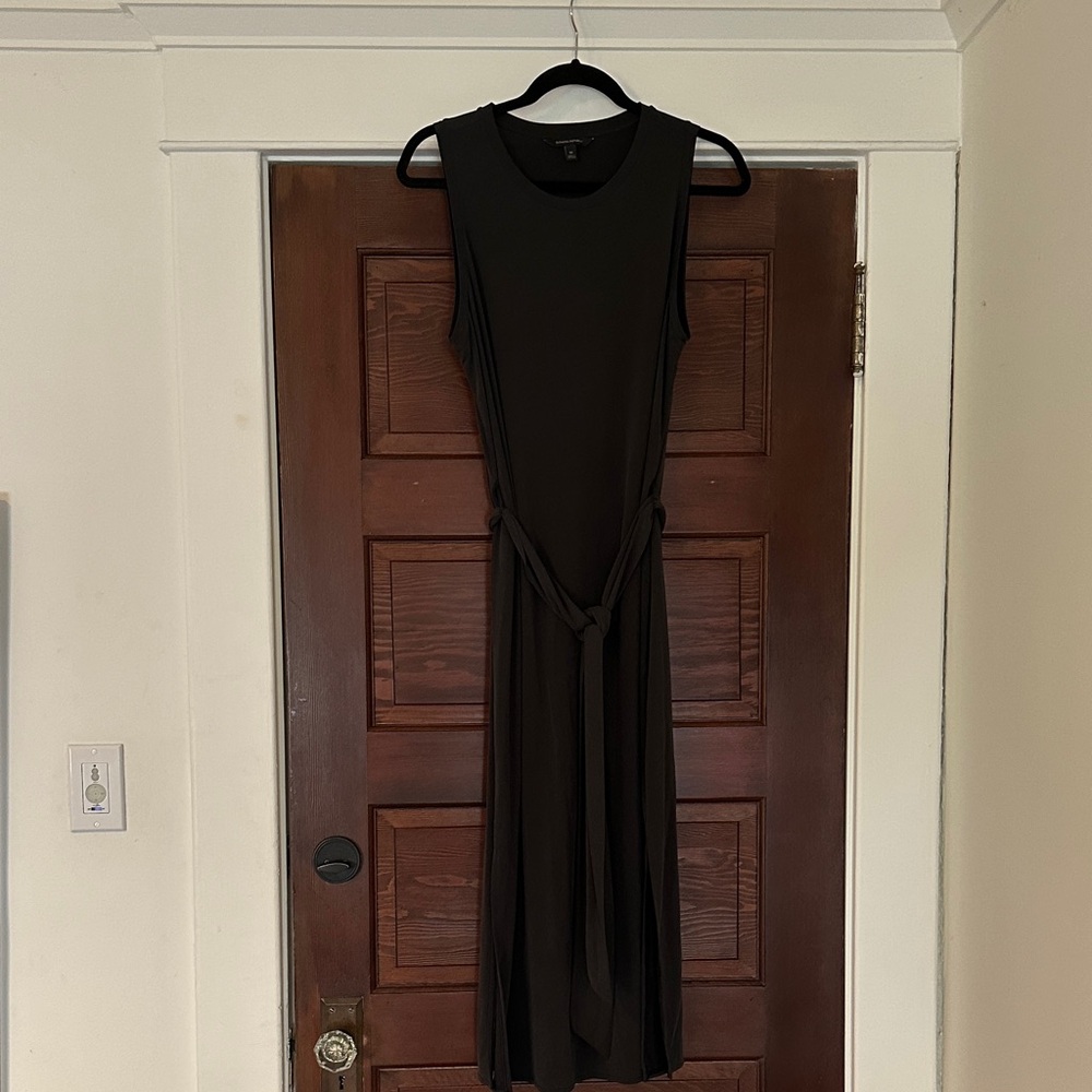 Banana Republic Black Sleeveless Tie-Waist Maxi Dress. Size M